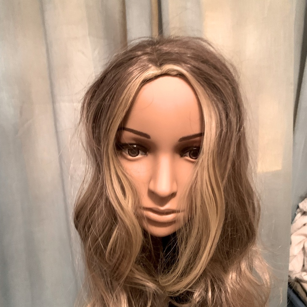 Long blond toned synthet wig.